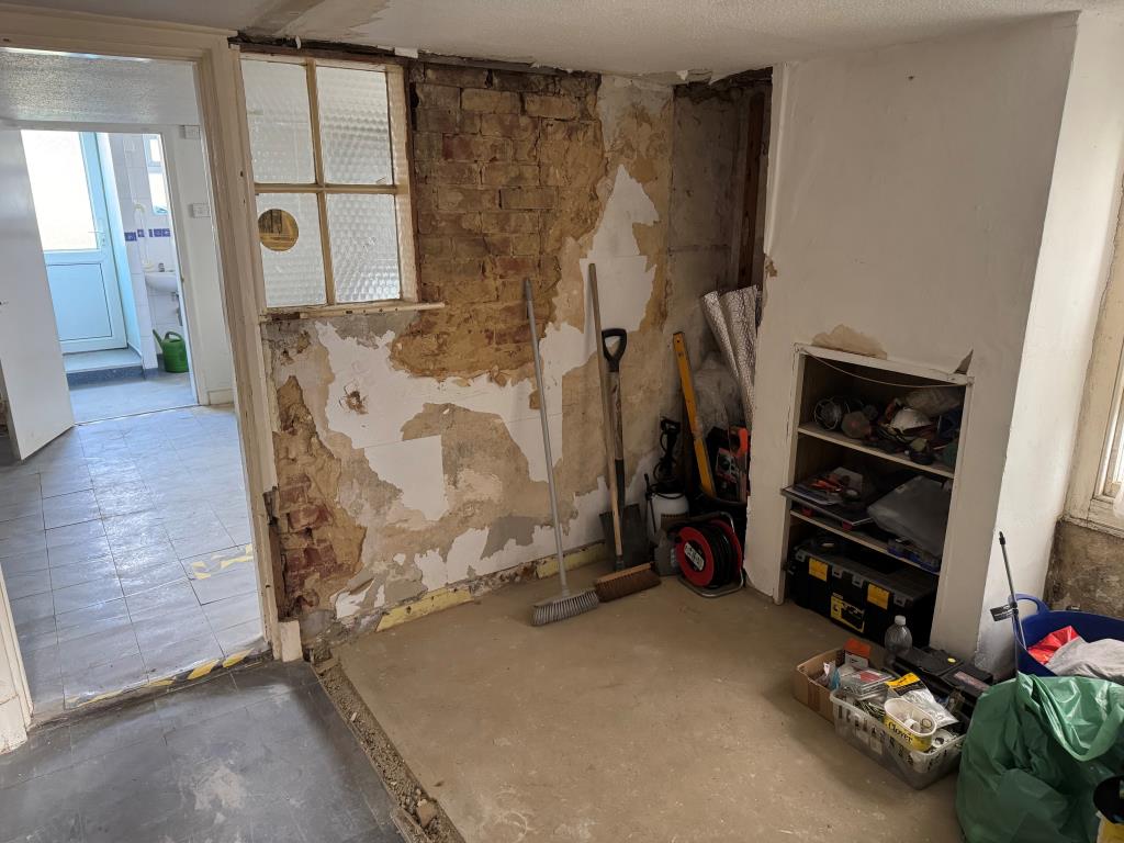 Lot: 110 - TOWN CENTRE HOUSE FOR IMPROVEMENT - The Rear Reception Room and Kitchen Beyond
